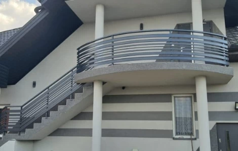 Schody prowadzące na balkon